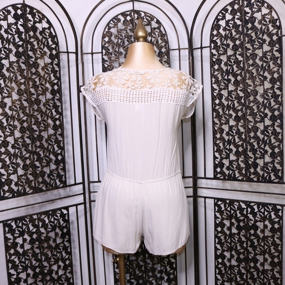 Cute Romper By Alya in Ivory, Size Medium Laced Top Lined shorts - Picture 3 of 7